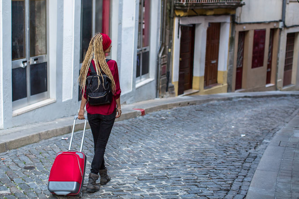 Viajante menina andando
 - Foto, Imagem
