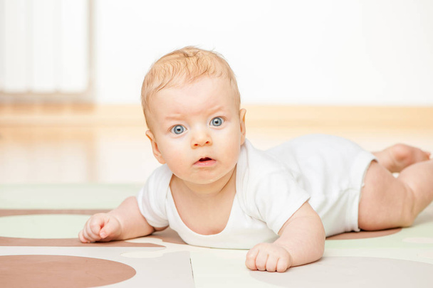 Bebé de cuatro meses
 - Foto, Imagen
