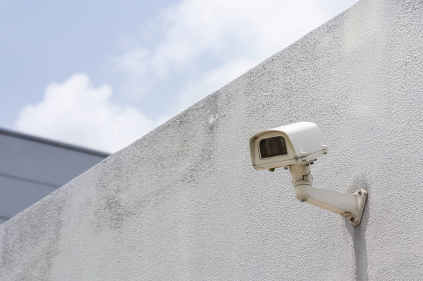 La cámara CCTV se conecta a la pared de hormigón
.  - Foto, imagen