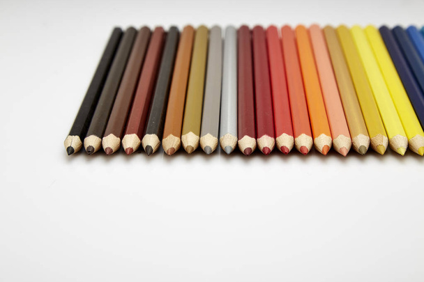 Molte matite colorate diverse su sfondo bianco - Foto, immagini
