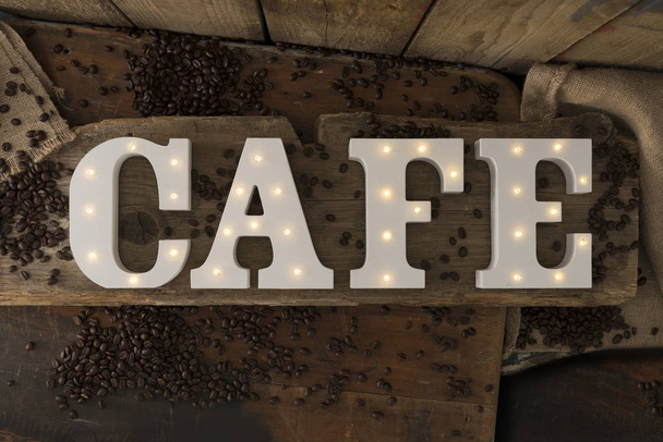 Leuchtbuchstaben für Café auf Holzoberfläche - Foto, Bild
