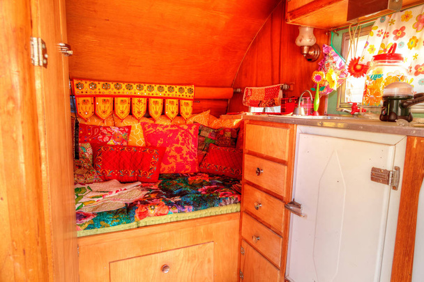 Camper pequena caravana retro usado como uma pequena casa em viagens rodoviárias
 - Foto, Imagem