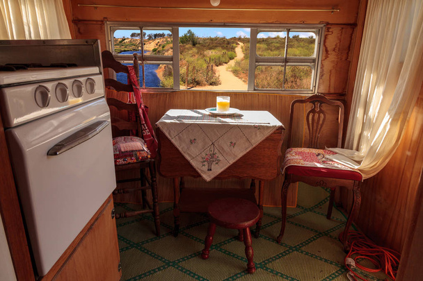 Camper pequena caravana retro usado como uma pequena casa em viagens rodoviárias
 - Foto, Imagem