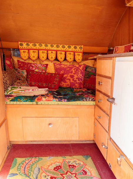 Małe pole retro camper używane jako mały dom na wyjazdy - Zdjęcie, obraz