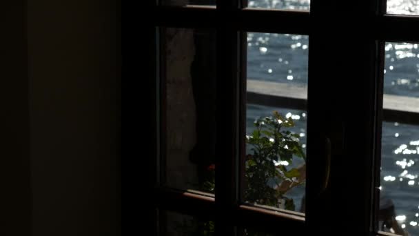 Tengerre néző kávézó ablakból. - Felvétel, videó