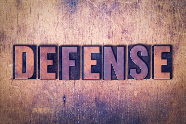 Defensie thema boekdruk Word op houten achtergrond - Foto, afbeelding