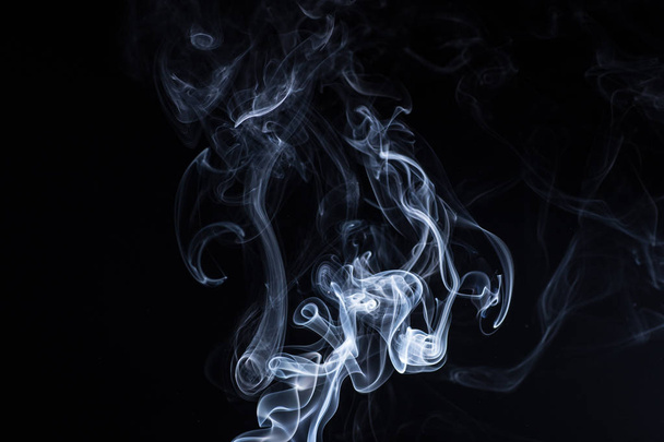 rook op zwarte achtergrond - Foto, afbeelding
