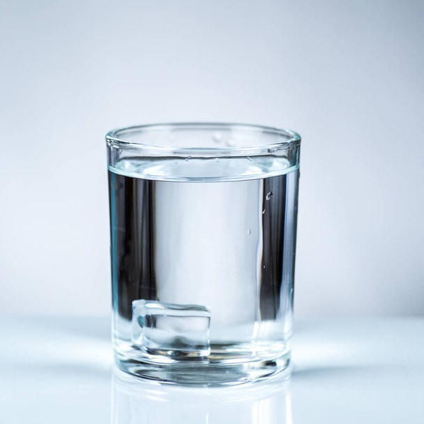 ice cube in glass of water - Zdjęcie, obraz