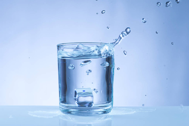 jégkocka egy pohár víz - Fotó, kép