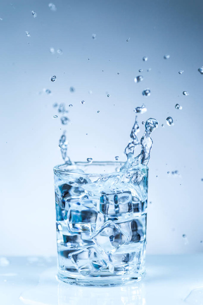 ice cube into a glass of water - Valokuva, kuva