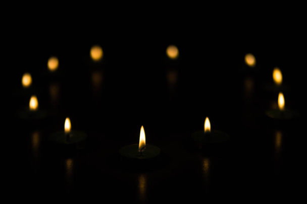 Свеча горит на темном фоне
 - Фото, изображение