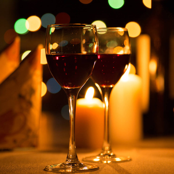 キャンドルとワインでロマンチックなディナー - 写真・画像