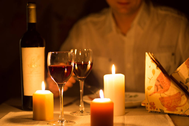 Romantisch diner met kaarsen en wijn - Foto, afbeelding