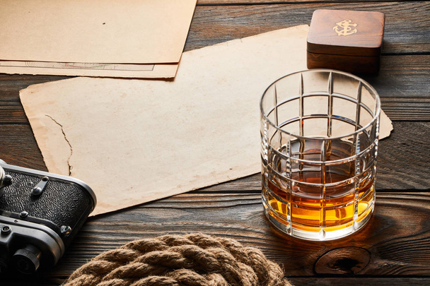 Entfernungsmesser-Kamera und Whisky mit antiken Karten - Foto, Bild