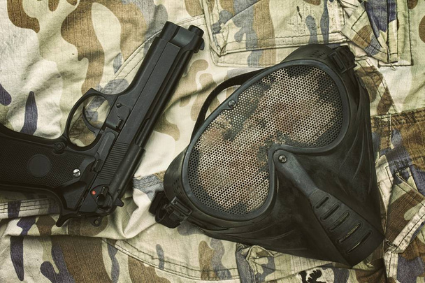 Máscara de proteção Airsoft, máscara terrorista e pistola de 9 mm
. - Foto, Imagem