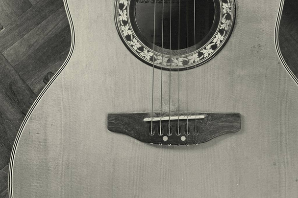 Zbliżenie klasyczne gitary akustycznej, Sepia stary film przetwarzane - Zdjęcie, obraz