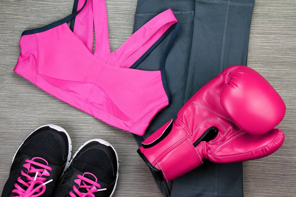 Conjunto de ropa deportiva para entrenamiento de boxeo, Moda y accesorios de gimnasio, Concepto de estilo de vida saludable
. - Foto, Imagen