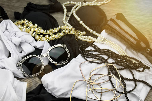 Set di accessori di lusso alla moda, vestiti estivi, occhiali da sole, collane
. - Foto, immagini