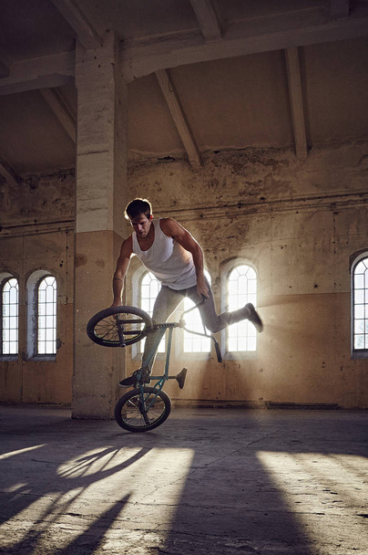 BMX трюк и прыжки
 - Фото, изображение