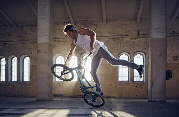 BMX Rider skoki  - Zdjęcie, obraz