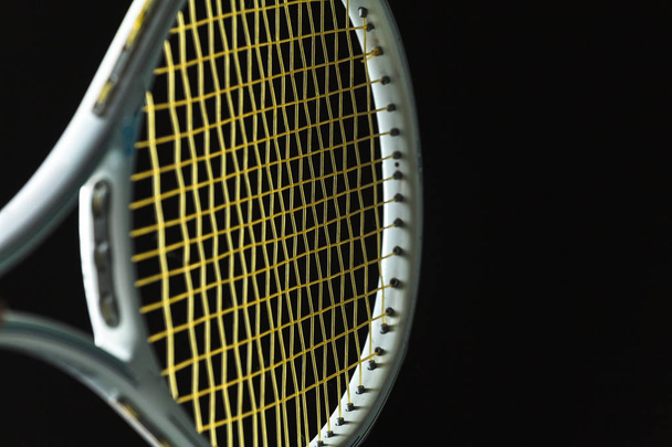 Racchetta da tennis su sfondo nero
 - Foto, immagini