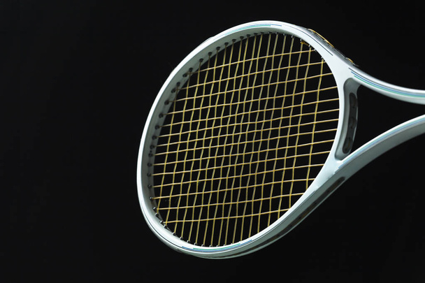 黒い背景にテニス ラケット - 写真・画像