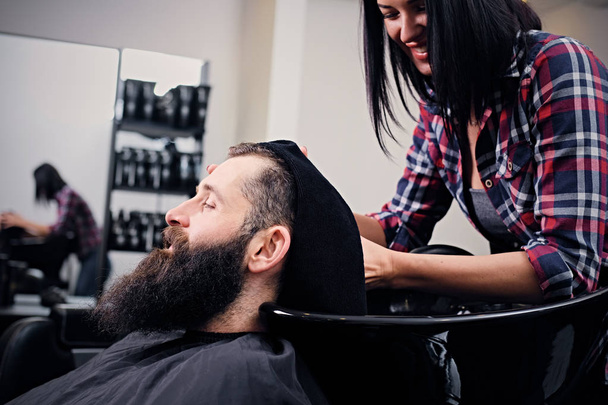 Перукарня для сушіння волосся бородатих чоловіків
 - Фото, зображення