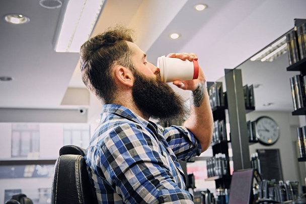 Стильний чоловік-хіпстер в перукарні
 - Фото, зображення