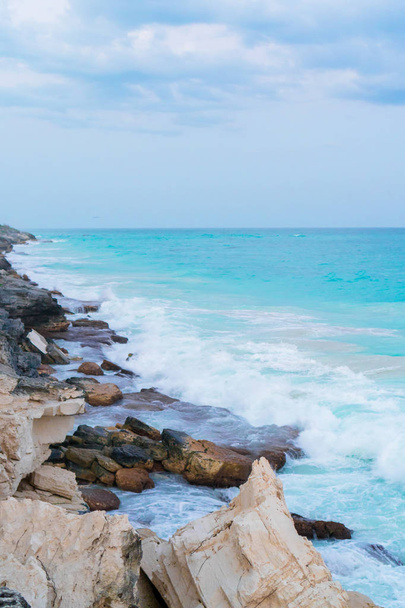 Wilde zee kust en stenen sluiten achtergrond in Cuba - Foto, afbeelding