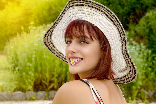 Portret z piękną dziewczyną z kapelusz lato - Zdjęcie, obraz