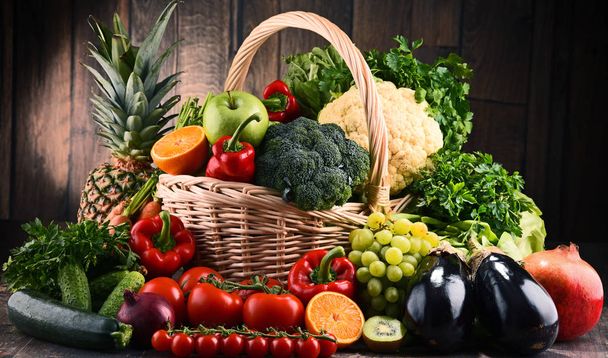 Légumes et fruits biologiques crus assortis
 - Photo, image