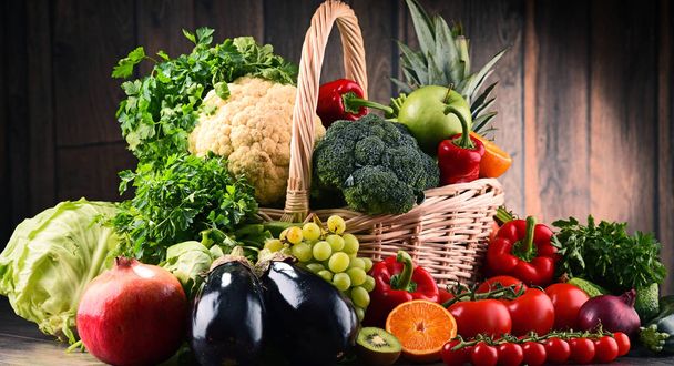 Légumes et fruits biologiques crus assortis
 - Photo, image