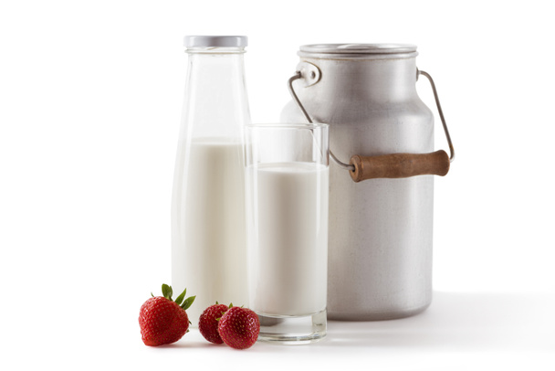 melk en verse aardbeien - Foto, afbeelding