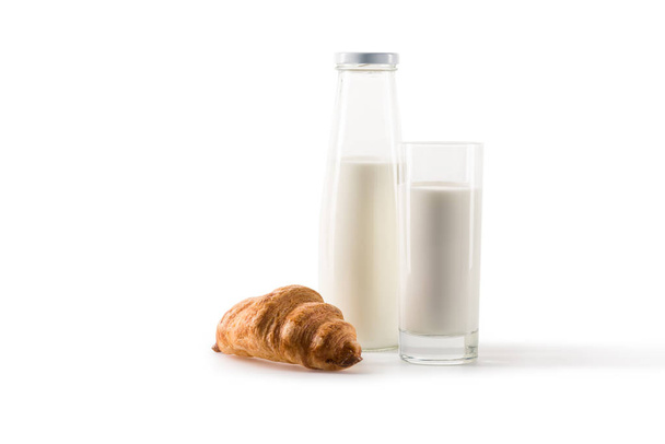 tej és házi készítésű croissant - Fotó, kép