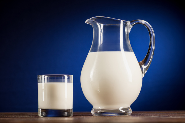 Friss tej-kancsó és pohár  - Fotó, kép
