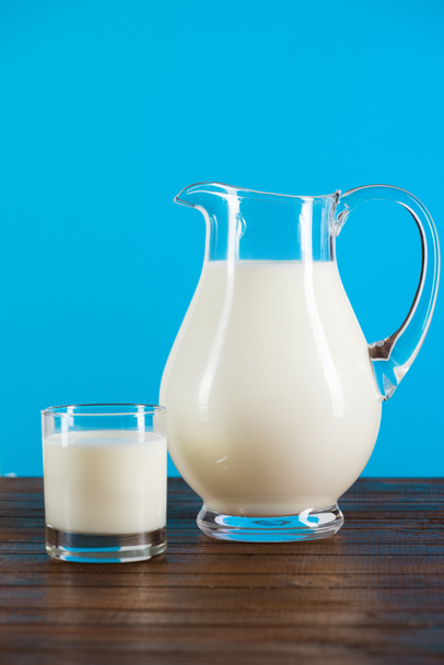 Fresh milk in glass and jug  - Foto, Imagem