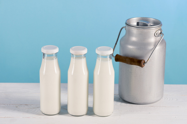 Mléko ve skleněných lahvích - Fotografie, Obrázek