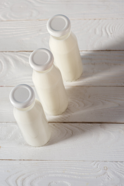 Latte in bottiglie di vetro
 - Foto, immagini