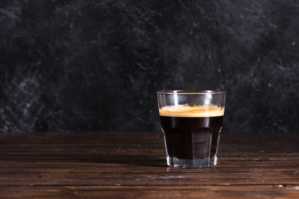 Glas frisch zubereiteten Kaffee - Foto, Bild