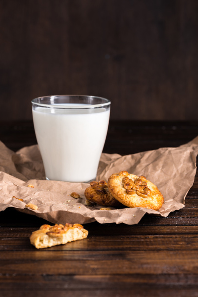 milk in glass and cookies - Foto, afbeelding