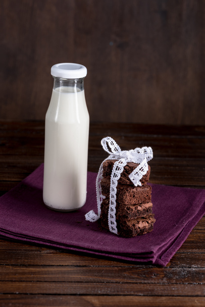 palack tej brownie sütemények, szalvéta - Fotó, kép