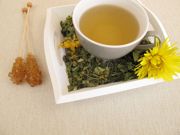 Трав'яний чай з чорнобривцем і кукурудзяною квіточкою на лотку
 - Фото, зображення