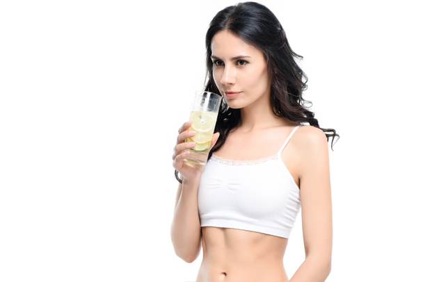 vrouw met glas water met citroen - Foto, afbeelding