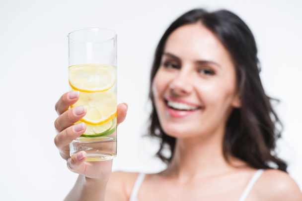 nő kezében pohár víz citrommal - Fotó, kép