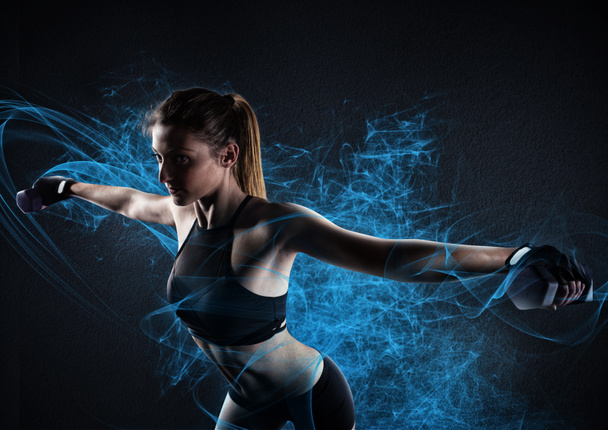 Mujer muscular está entrenando
 - Foto, imagen
