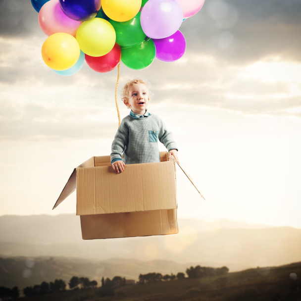  chico sobre un aire caliente globos
  - Foto, imagen