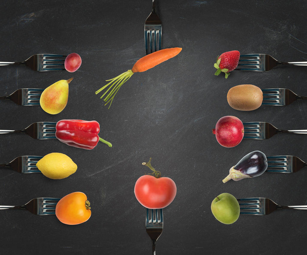 вилки с различными овощами и фруктами
. - Фото, изображение