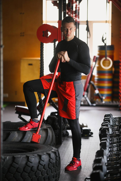 Portrait of a handsome man in fitness gym - Foto, Imagen