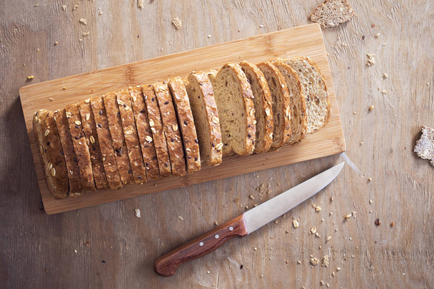 plátky chleba na dřevěný stůl - Fotografie, Obrázek