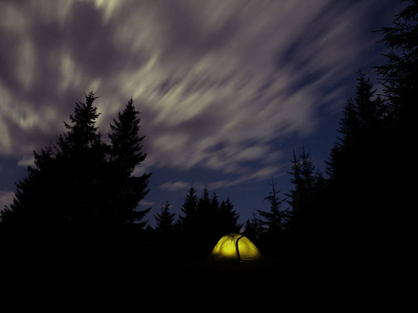 Nachtlandschaft mit Touristenzelt  - Foto, Bild